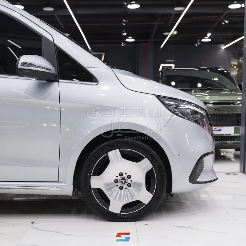 2025 مرسيدس - بنز في 300