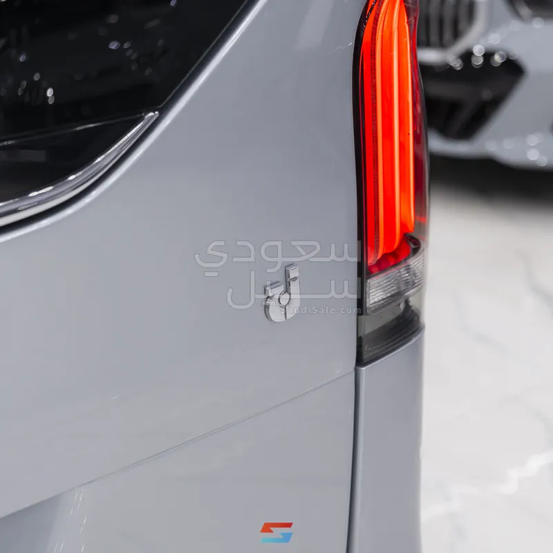 2025 مرسيدس - بنز في 300