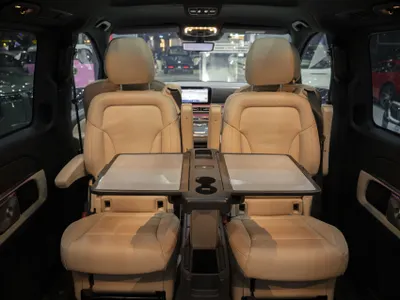 2025 مرسيدس - بنز في 300