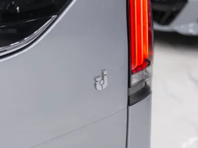 2025 مرسيدس - بنز في 300