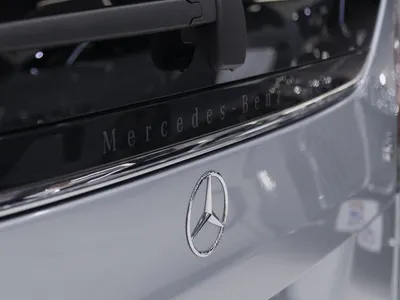 2025 مرسيدس - بنز في 300