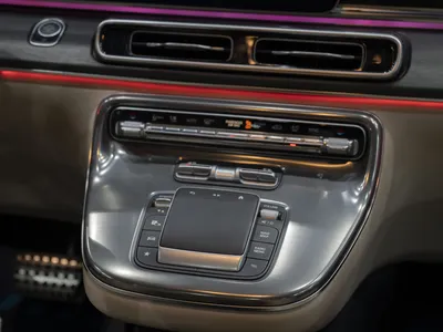 2025 مرسيدس - بنز في 300