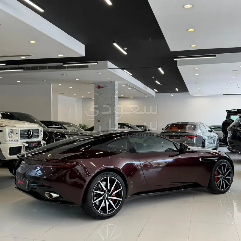 2020 استون مارتن دي بي 11