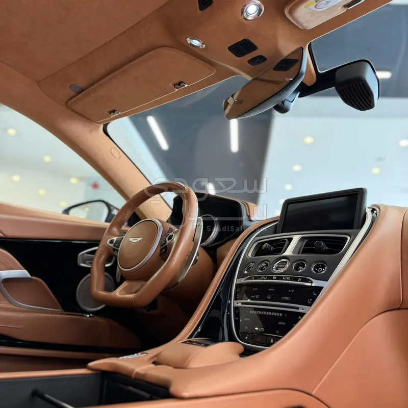 2020 استون مارتن دي بي 11