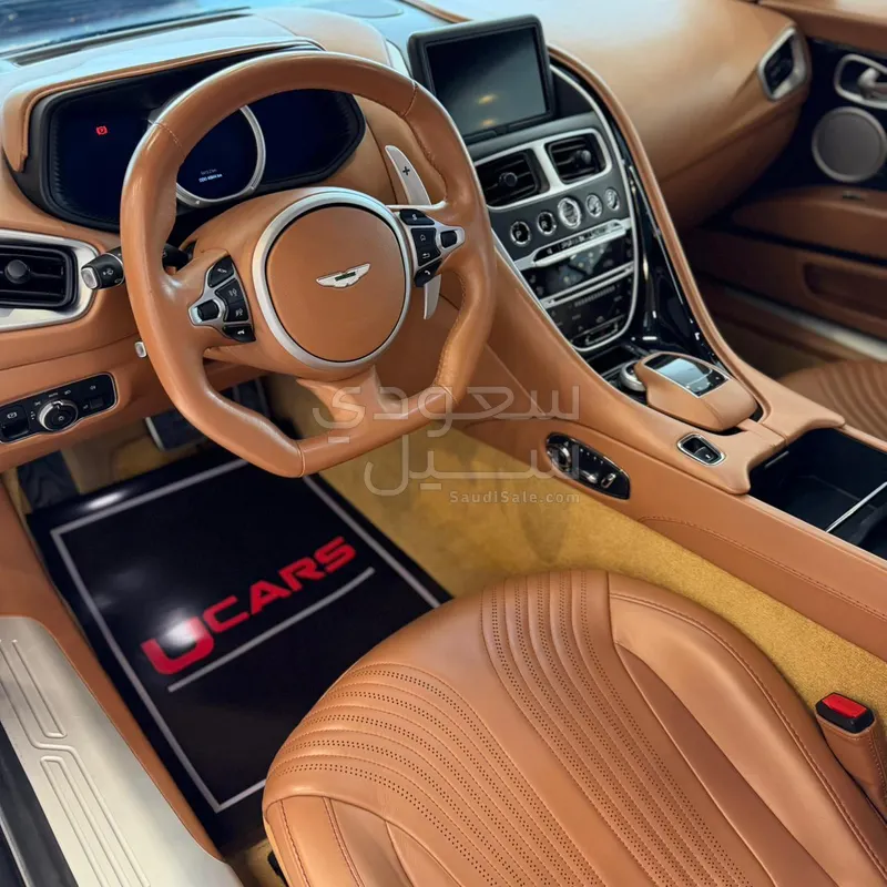 2020 استون مارتن دي بي 11