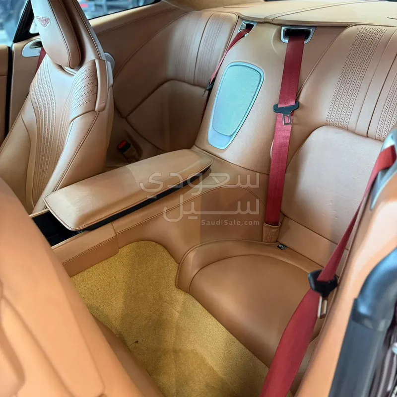 2020 استون مارتن دي بي 11