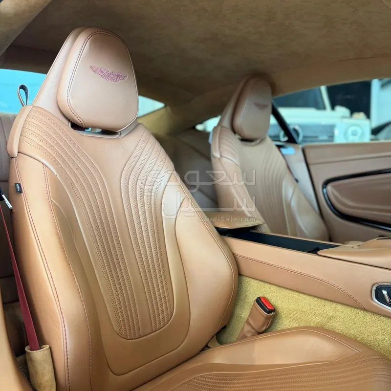 2020 استون مارتن دي بي 11