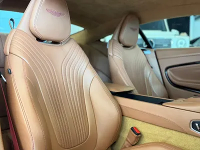 2020 استون مارتن دي بي 11