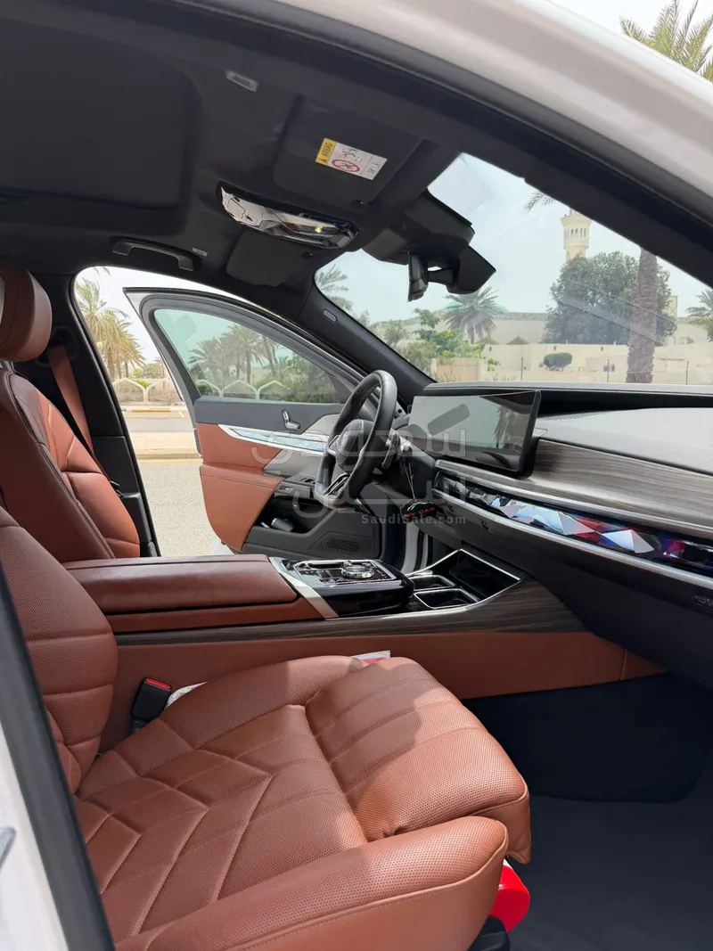 2025 بي ام دبليو الفئة السابعة 735أي