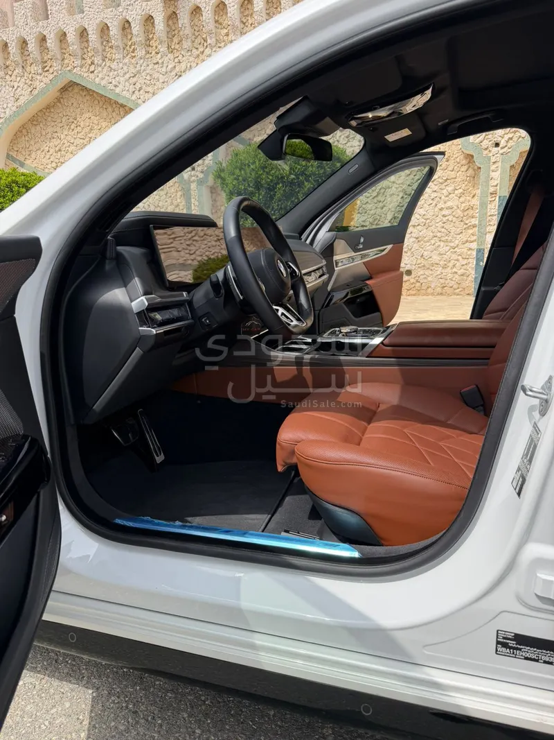 2025 بي ام دبليو الفئة السابعة 735أي