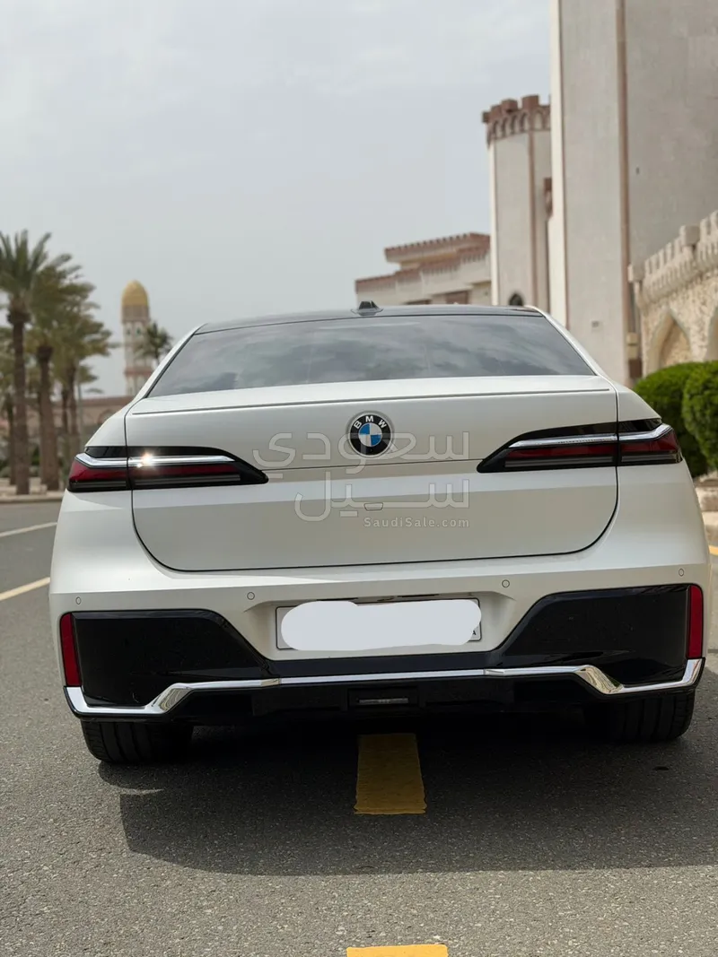 2025 بي ام دبليو الفئة السابعة 735أي