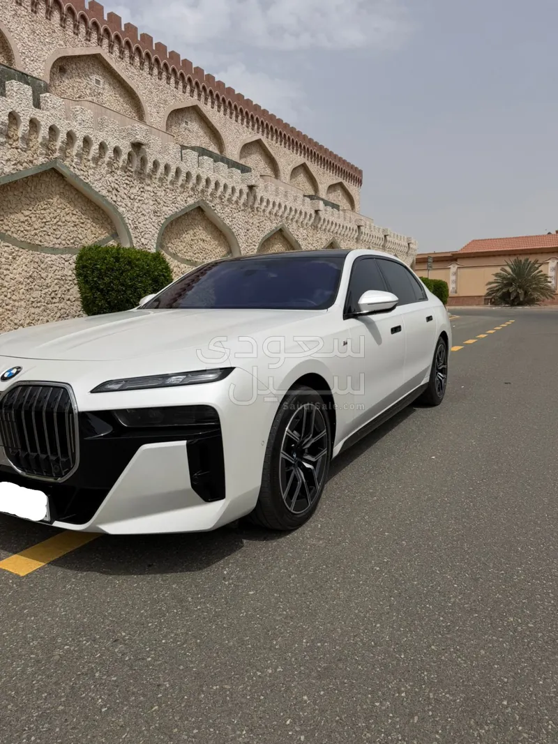 2025 بي ام دبليو الفئة السابعة 735أي