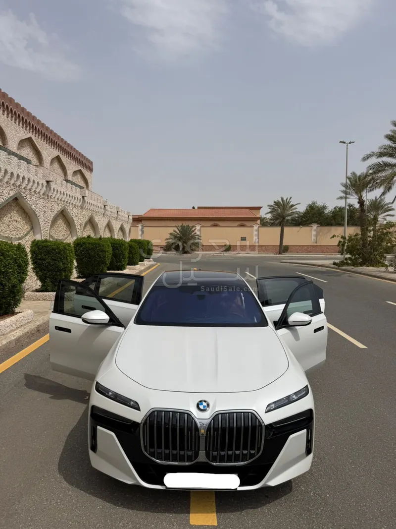 2025 بي ام دبليو الفئة السابعة 735أي