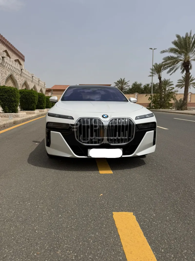 2025 بي ام دبليو الفئة السابعة 735أي