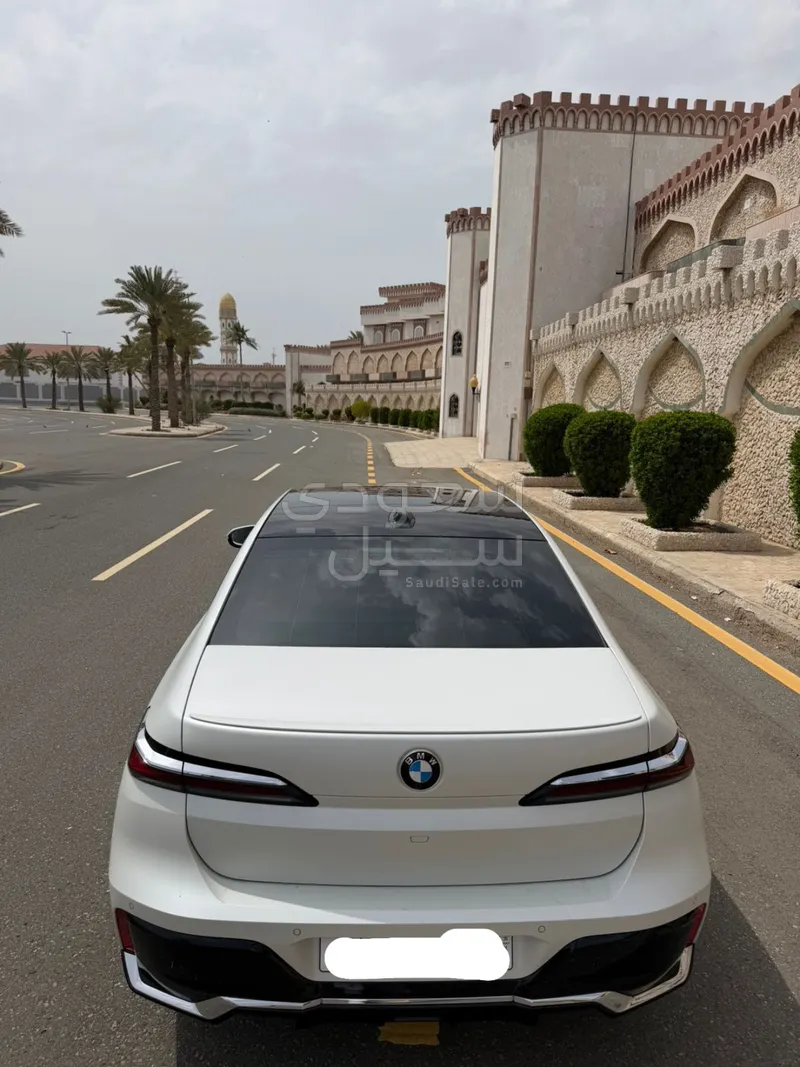 2025 بي ام دبليو الفئة السابعة 735أي