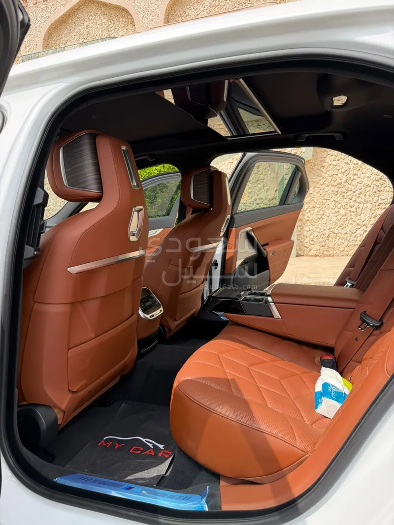 2025 بي ام دبليو الفئة السابعة 735أي