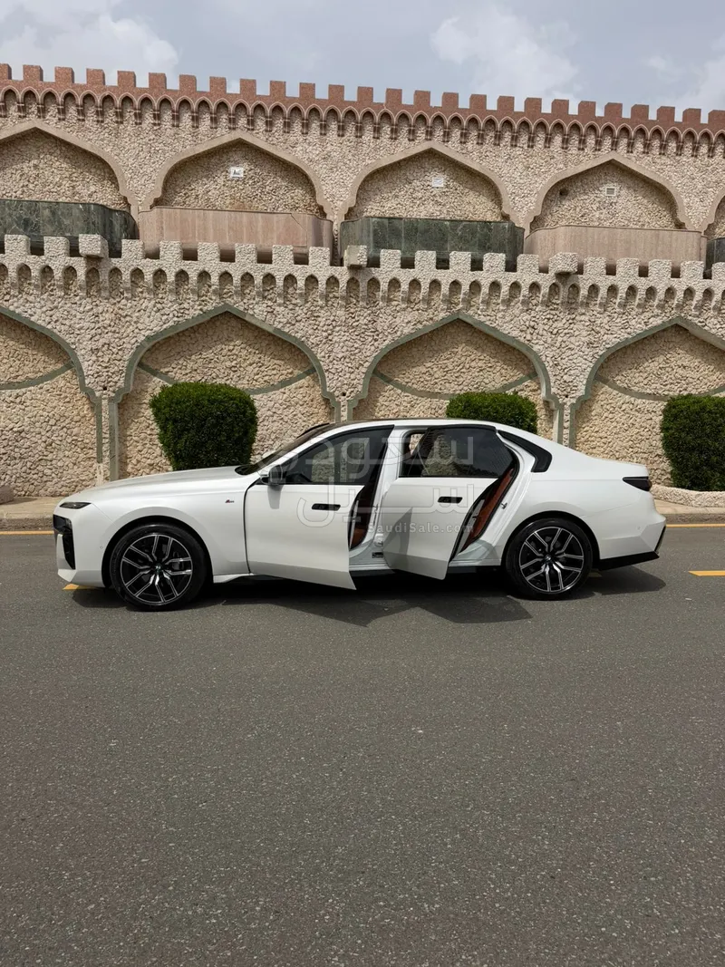 2025 بي ام دبليو الفئة السابعة 735أي