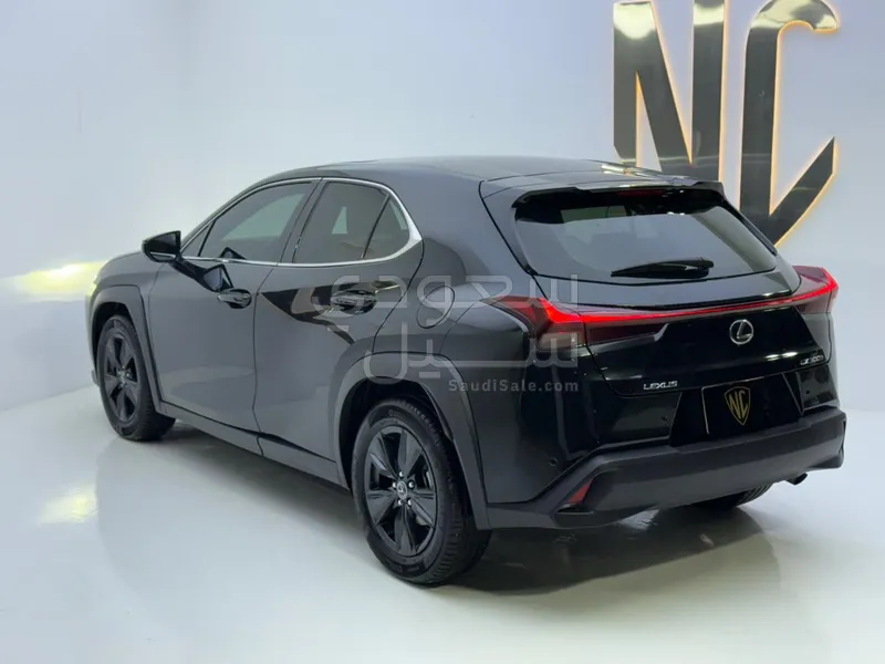 2024 لكزس يو إكس اتش300