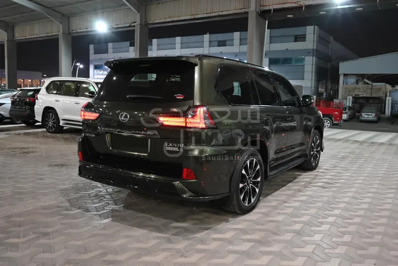 2021 لكزس إل إكس 570 بلاك اديشن