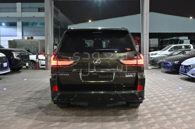 2021 لكزس إل إكس 570 بلاك اديشن
