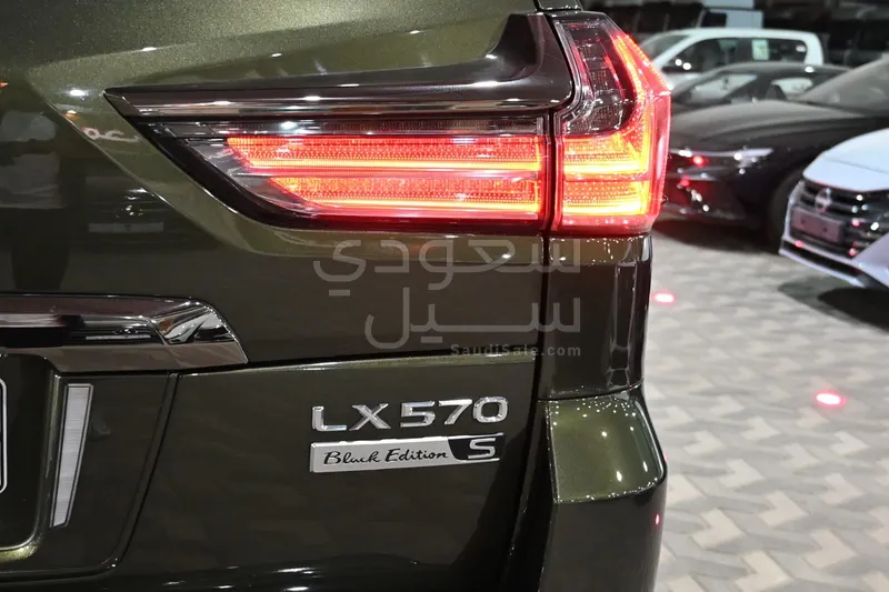 2021 لكزس إل إكس 570 بلاك اديشن