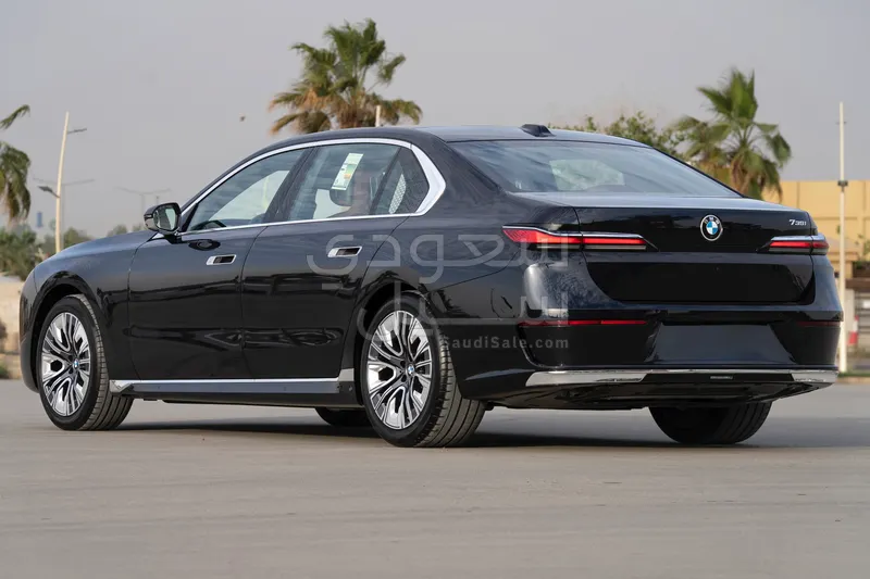 2026 بي ام دبليو الفئة السابعة 735 إل أي