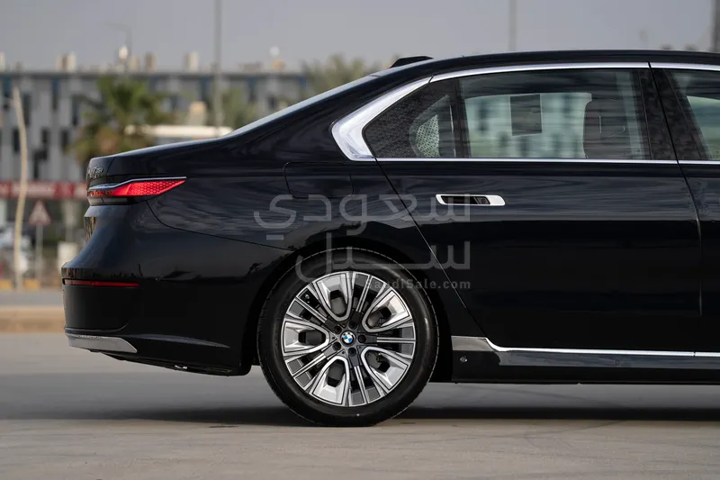 2026 بي ام دبليو الفئة السابعة 735 إل أي