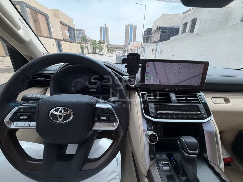 2025 تويوتا لاند كروزر في اكس ار