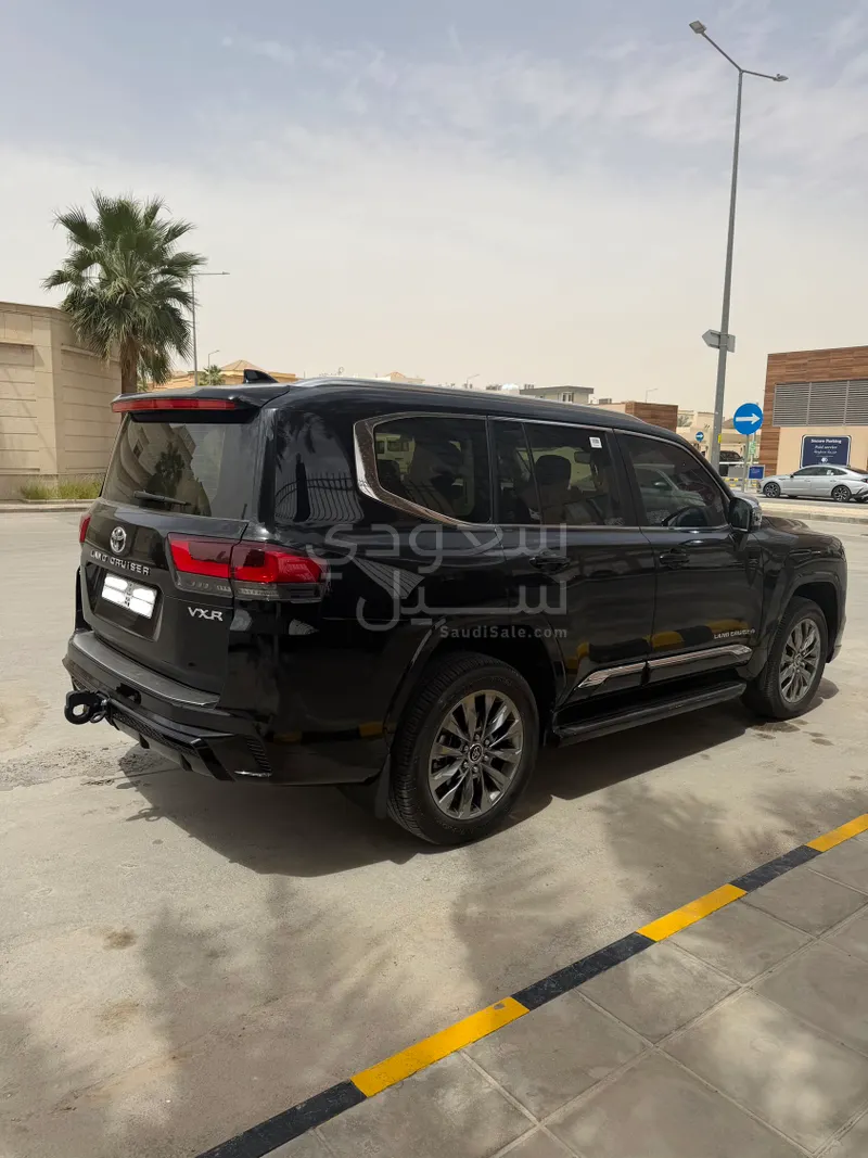 2025 تويوتا لاند كروزر في اكس ار