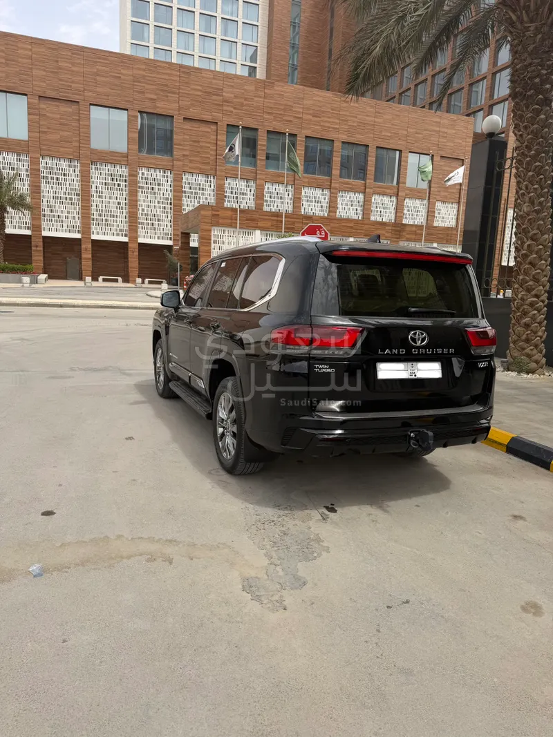 2025 تويوتا لاند كروزر في اكس ار