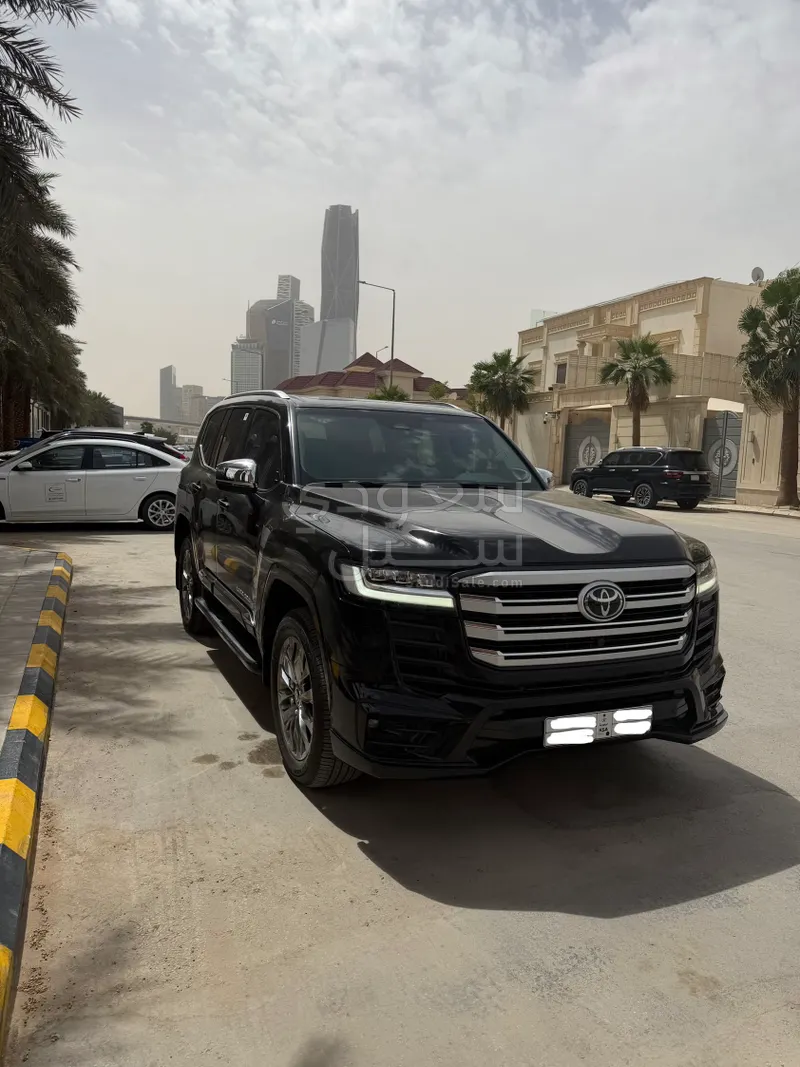 2025 تويوتا لاند كروزر في اكس ار