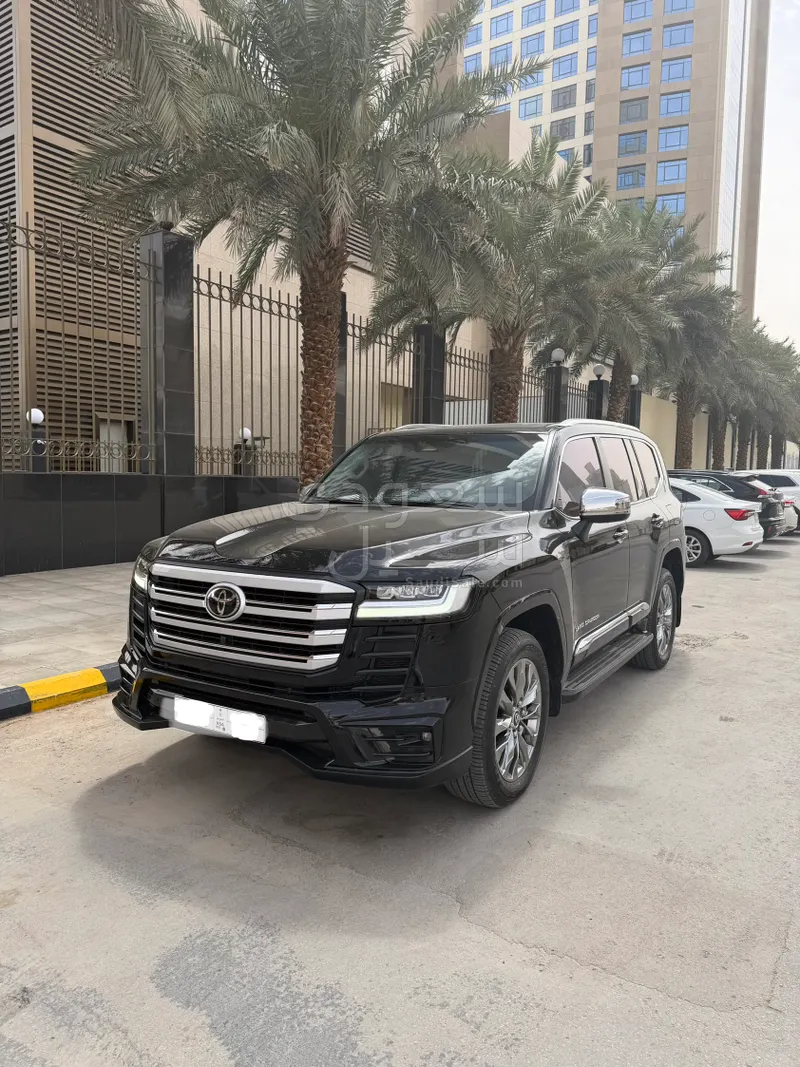 2025 تويوتا لاند كروزر في اكس ار