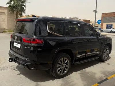 2025 تويوتا لاند كروزر في اكس ار