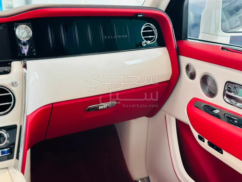 2025 رولز رويس كولينان سلفر بادج