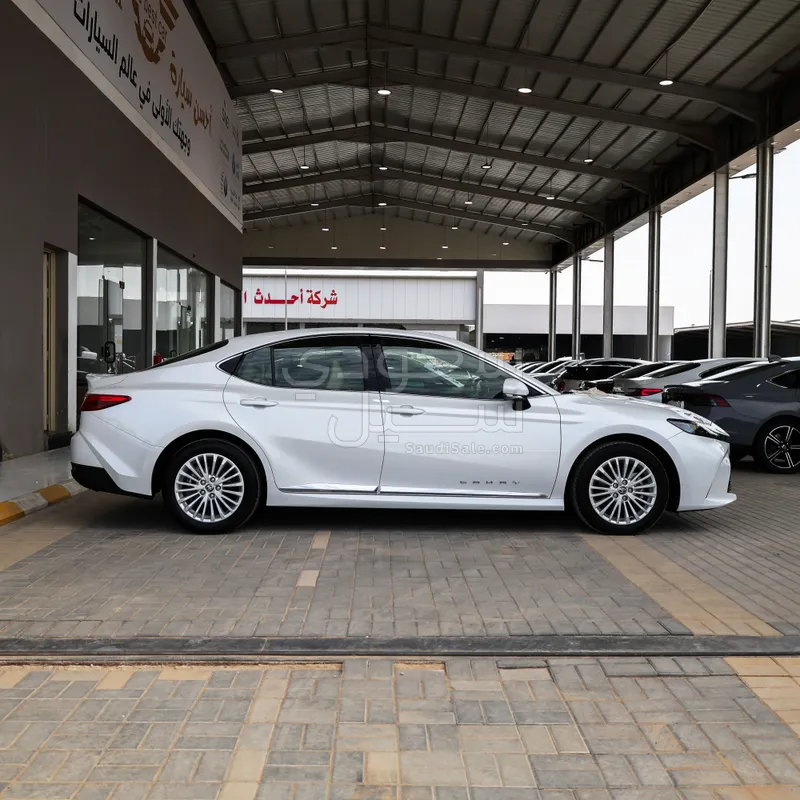 2025 تويوتا كامري ال اي