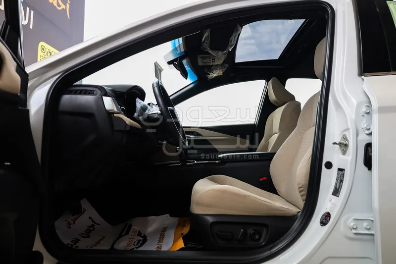 2025 تويوتا كامري ال اي