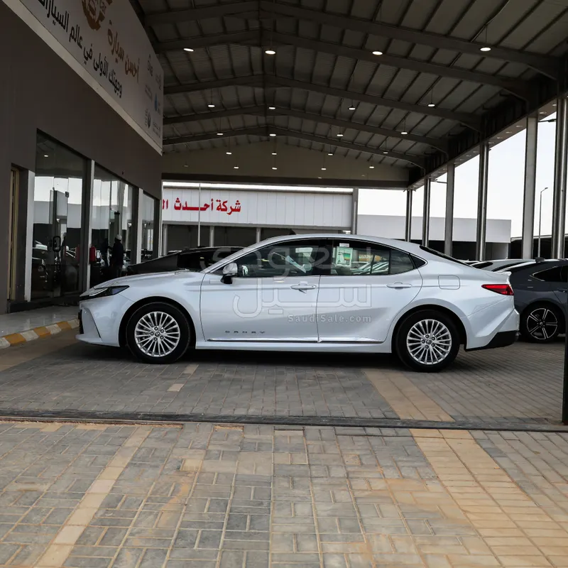 2025 تويوتا كامري ال اي