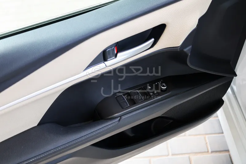 2025 تويوتا كامري ال اي