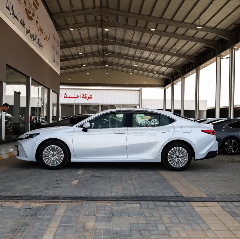2026 تويوتا كامري ال اي
