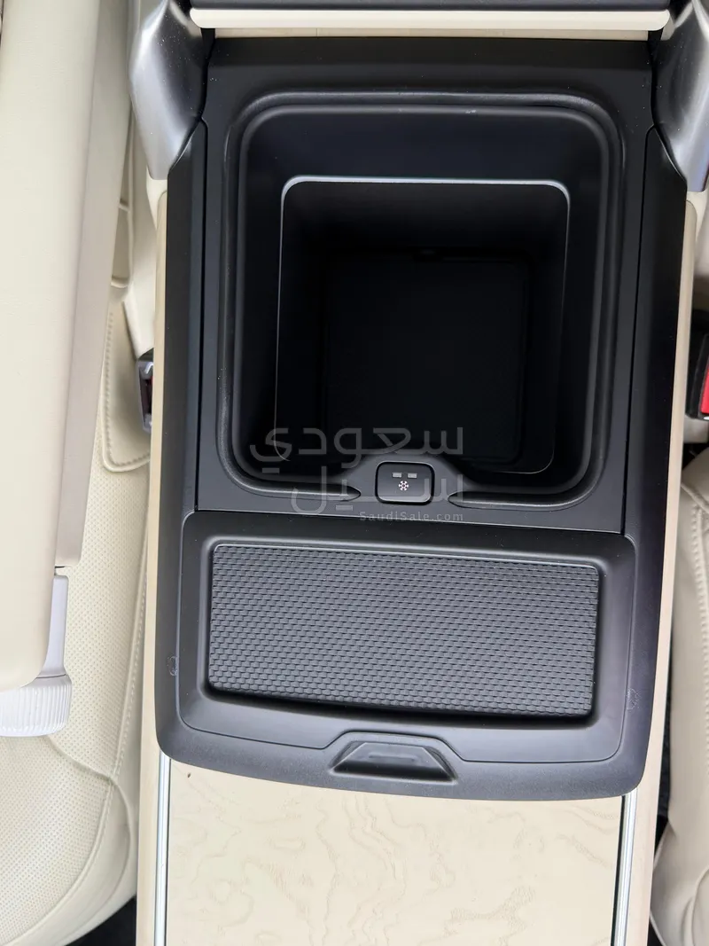 2024 لاند روفر رينج روفر اس في اوتوبيوغرافي