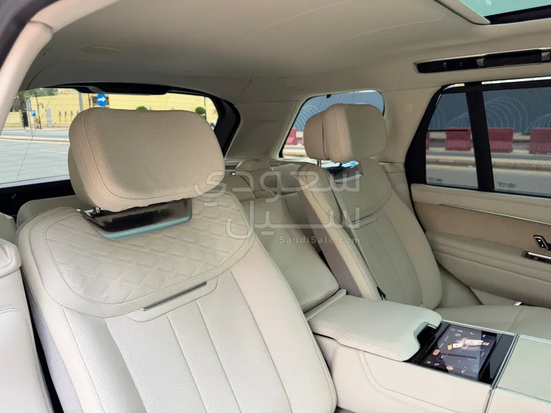 2024 لاند روفر رينج روفر اس في اوتوبيوغرافي