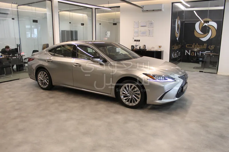 2025 لكزس إي إس 350