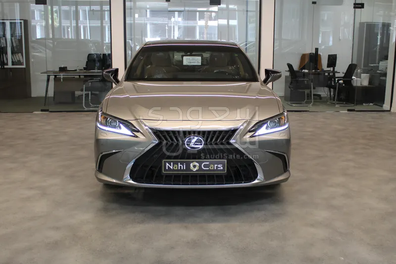2025 لكزس إي إس 350
