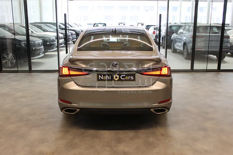 2025 لكزس إي إس 350