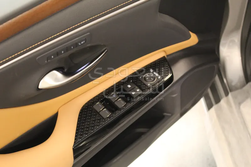 2025 لكزس إي إس 350