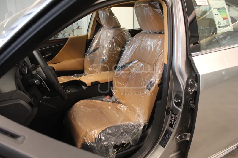 2025 لكزس إي إس 350