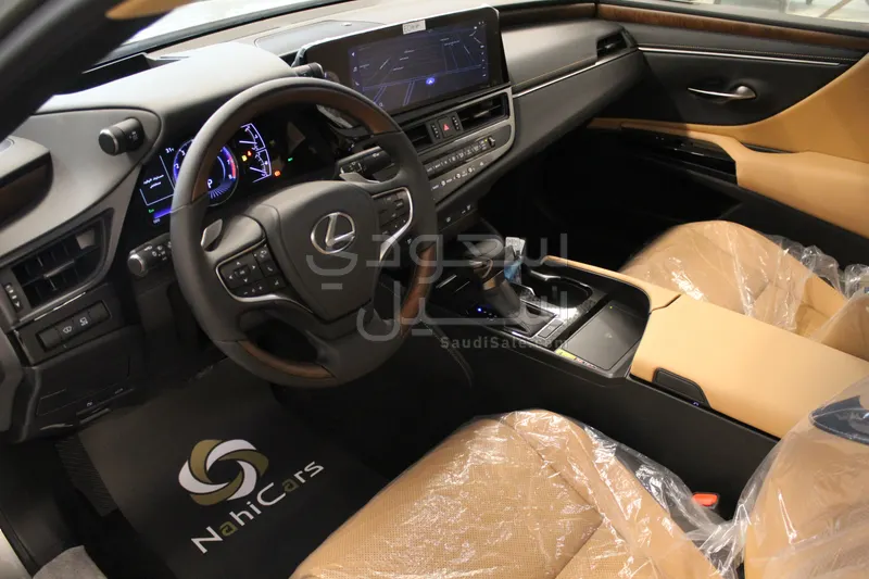 2025 لكزس إي إس 350