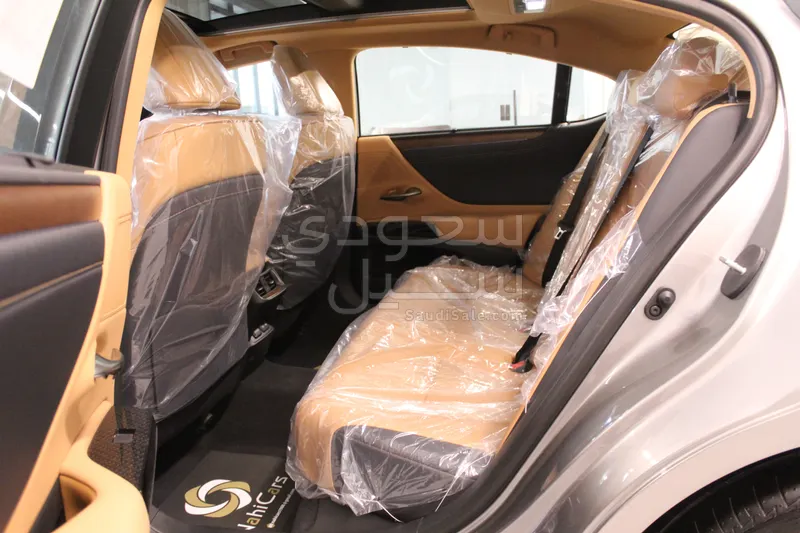 2025 لكزس إي إس 350