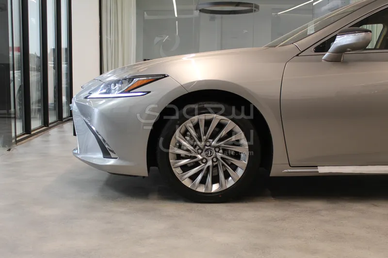 2025 لكزس إي إس 350