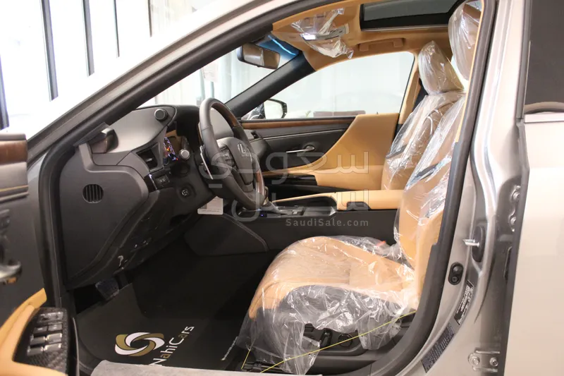 2025 لكزس إي إس 350